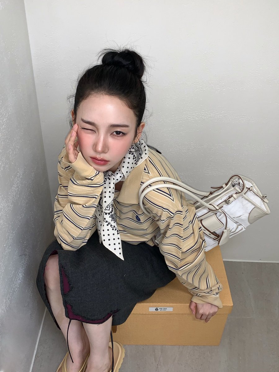 Heavenloom's tweet photo. One cannot simply sit still and not pose; a little vanity keeps the soul well-fed https://t.co/P90SoYFviv