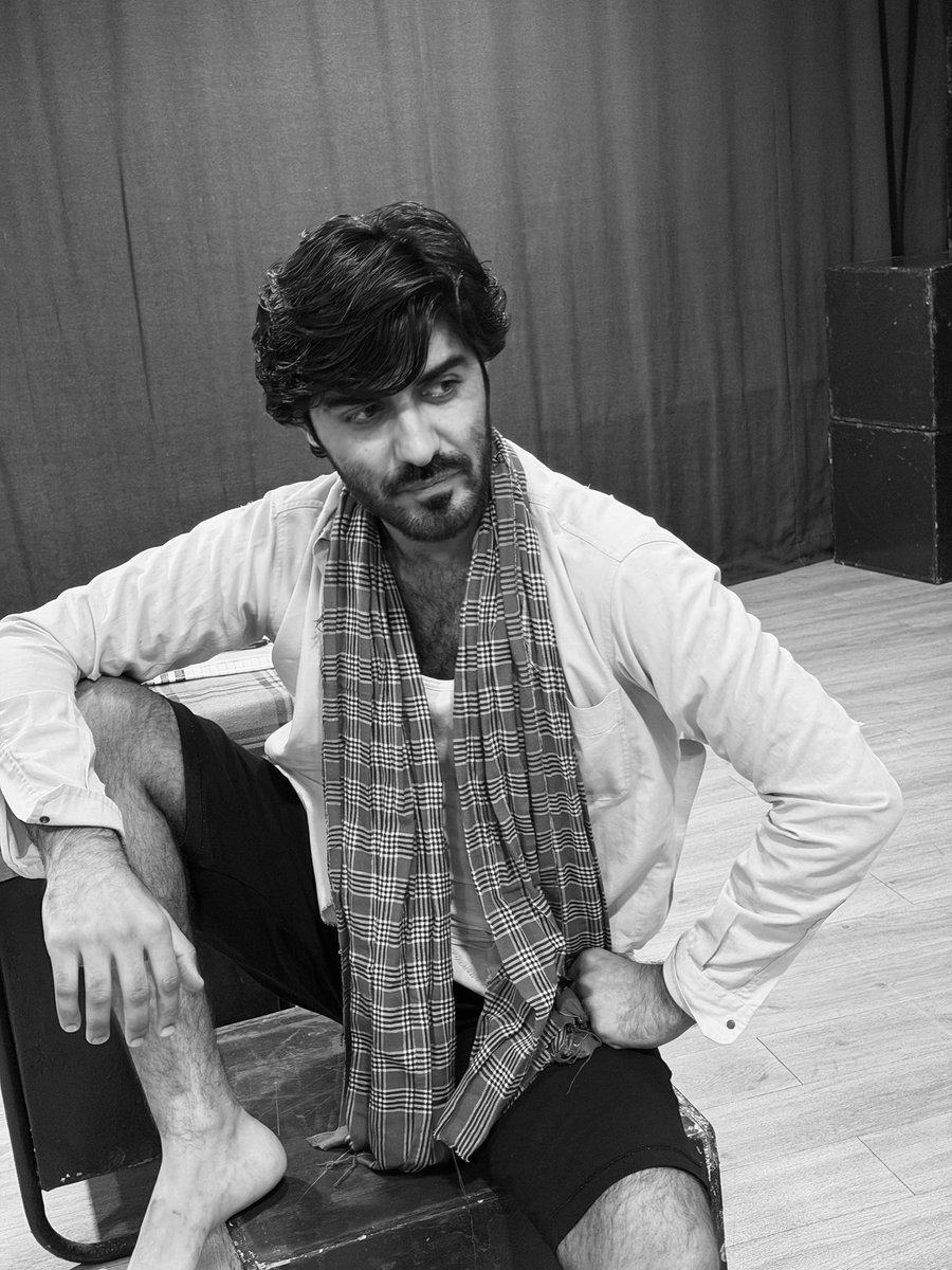 karan1905's tweet photo. बीड़ी जलई लै जिगर से पिया… 

Character : BINDA (बिंदा) 🎭

पीएस : पर्दे के पीछे, एक क़िरदार निभाने के पीछे बहुत कुछ चल रहा होता है।✨ बहुत कुछ घटता है या घट रहा होता है अभिनेता के साथ, और उस process से हर अभिनेता/अभिनेत्री को प्यार होना चाहिए।🌻 I REALLY LOVE THE PROCESS.♥️ https://t.co/7mujgu1dx9