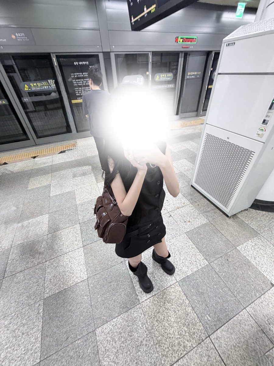 duuunu's tweet photo. 초등학씡 마냥 놀고잇는데
이런사진을받아써..👩🏻‍❤️‍💋‍👩🏻🫳🏻🖤🖤 https://t.co/Fe6hTBZ83c