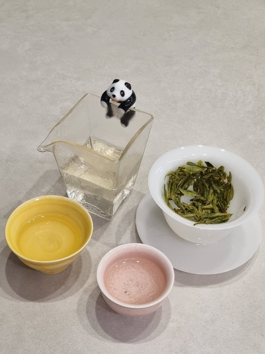 Parfum_Nomad's tweet photo. 오늘의 차
사봉패-명전 서호용정 정품급

새 차와 새 개완 개시했어요
구수한 맛이 두드러지는 깔끔한 고품질의 녹차 그리고 백옥같은 개완의 조화가 좋다 https://t.co/T760i626Pp