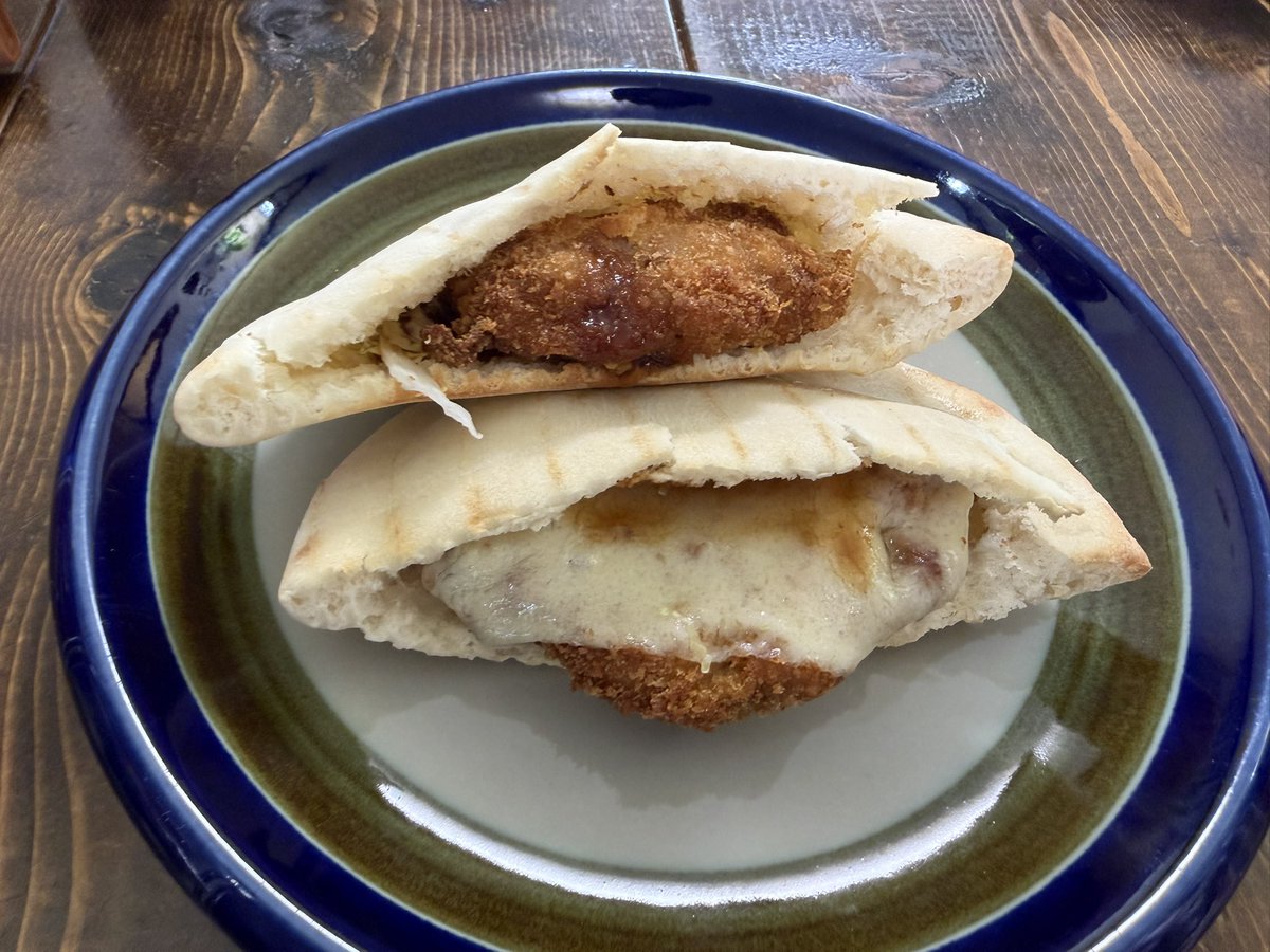 nortebell's tweet photo. 残りもののヒレカツとピタパンでサンドイッチのランチ。チーズが良い感じ

#おうちごはん https://t.co/PCHYpRbwPY