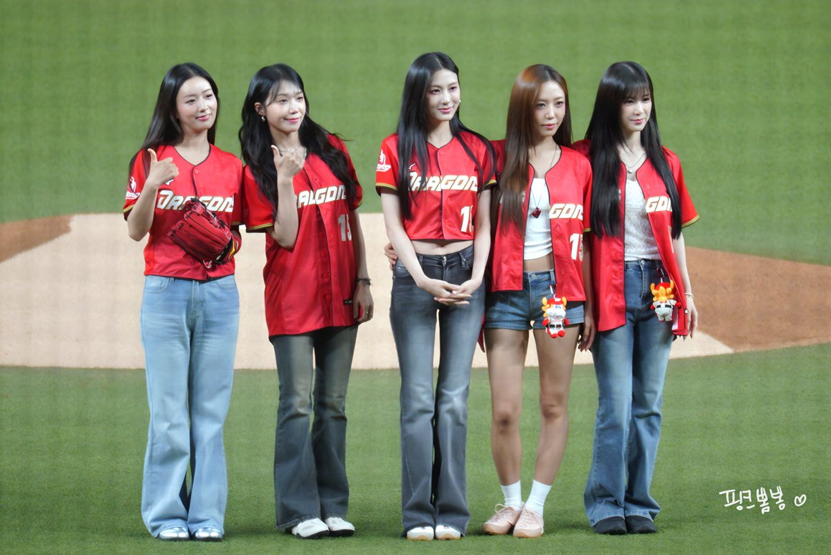 Like_bbombbom's tweet photo. 260731 WEI CHUAN DRAGONS ASIA MUSIC FESTIVAL - APINK FIRST PITCH⚾

🧡 🩵 💛 💜 🩷

#에이핑크 #박초롱 #윤보미 #정은지 #김남주 #오하영 #Apink #Chorong #Bomi #Eunji #Namjoo #Hayoung #初瓏 #普美 #恩地 #南珠 #夏榮 https://t.co/TPLxc70Y2D