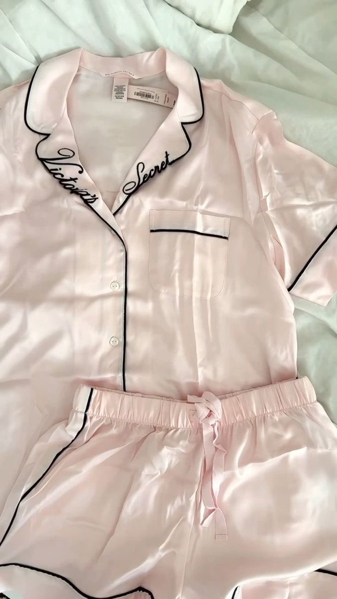 Justtobe_Pre's tweet photo. Pre Victoria’s Secret 💡 #victoriasecret ✨💗Sleep wear pajama set SALE ถูกมาก ( รุ่น signature satin ค่า) 

เริ่มต้น : 2290 มัดจำ 990

 🗓️ ปิดรับ : ตอนแบรนด์หมดโปรค่า✴️

#victoriasecretthailand https://t.co/fwx8JpVTEs