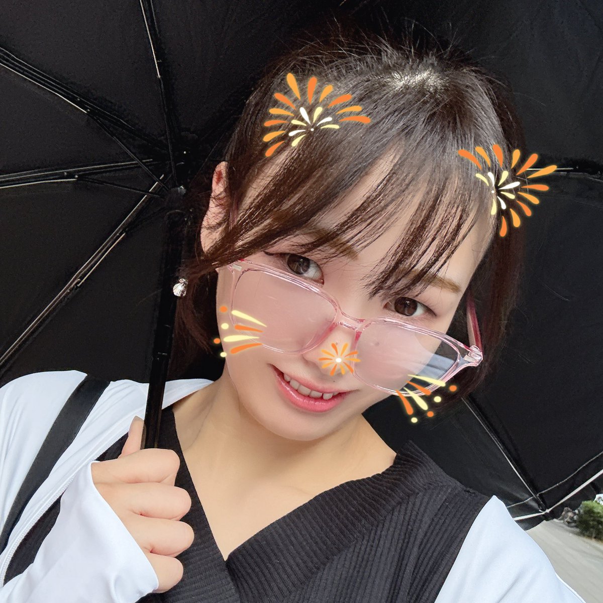 e_rin_sakusuta's tweet photo. あちあちすぎるよ〜☀️💦
毎週末イベントに向けて
練習頑張ってるけど……
毎週末花火大���だったり
お祭りだったりが
どこかしらであるから
浴衣の人多くてうらやまぴ〜🎇💕︎

ポニテメガネ好きな人〜??笑 https://t.co/iQMH5BRn4p