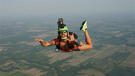 aaron_drako's tweet photo. @trumplicans2024 Sky diving https://t.co/57J3IrmrvO