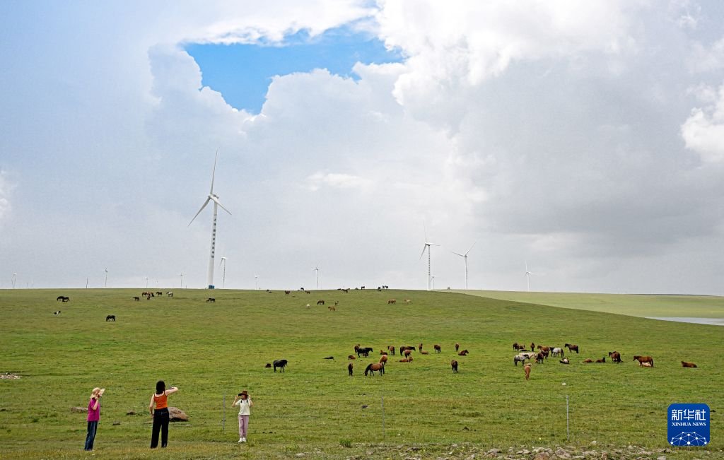 PDChinese's tweet photo. 【內蒙古烏蘭察布：草原火山引遊人】盛夏時節，位於內蒙古烏蘭察布市的輝騰錫勒草原和烏蘭哈達火山地質公園景色壯美，吸引遊客前來遊覽觀光。 https://t.co/yMYCroAXXR