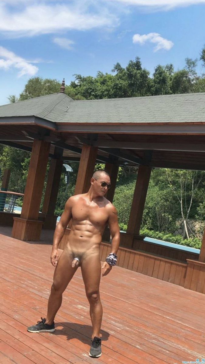 _nantong's tweet photo. 寸头黑皮肌肉男户外全裸写真照，痞子爷们腹肌直男公园海报露鸡吧拍写真

#男人裸照 https://t.co/fqxYYPpM2D