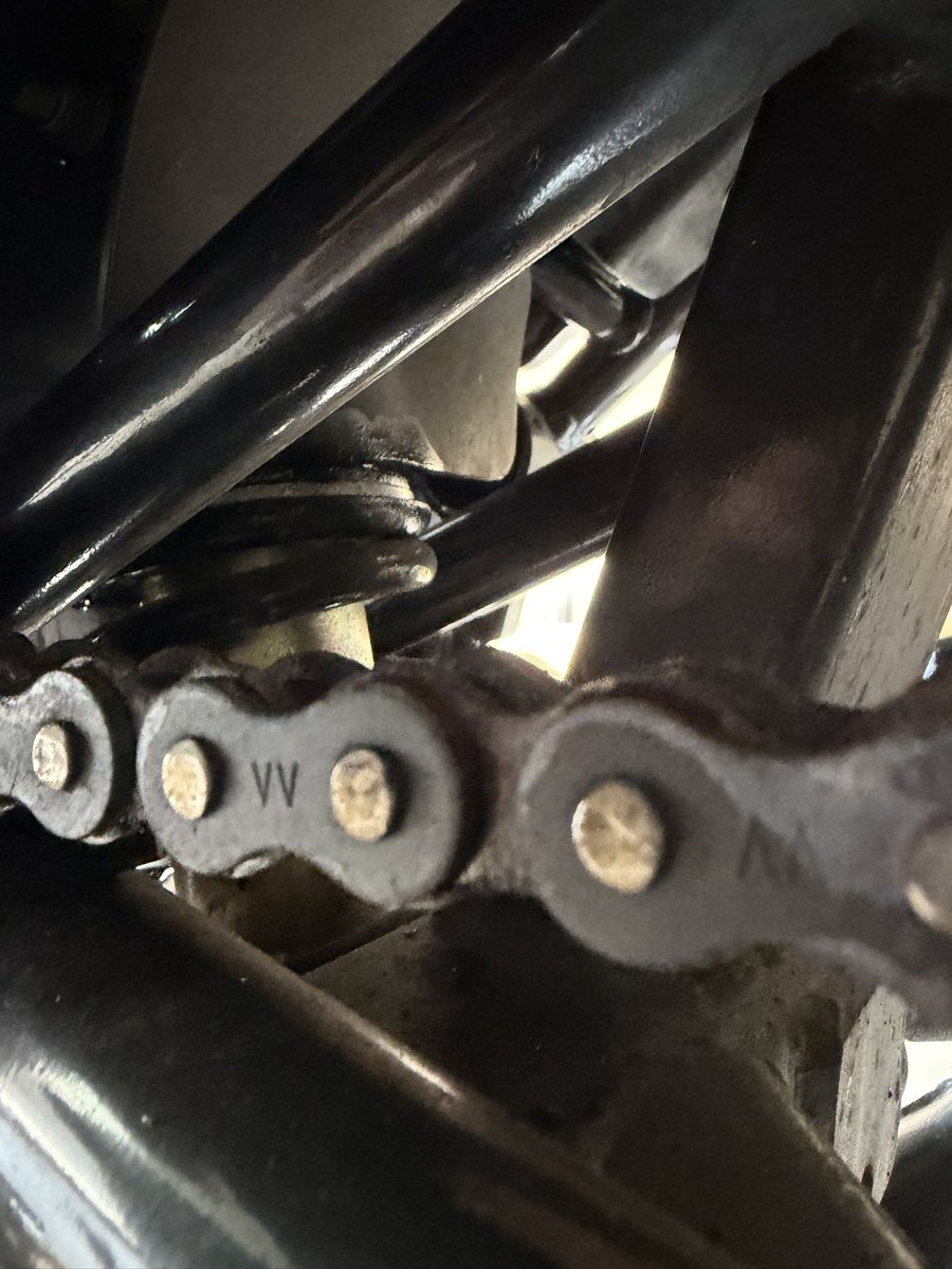 Ralph_mc22's tweet photo. オイル漏れててシフトシャフトのシールかな？と思い開けてみると違くて、よくよく見たらリアショックから漏れてました😭

YSSからR1-Z用のショックがあるのでそれに変えようと思っているのですが、有識者さんがいましたら変えてみてのフィーリング等教えて欲しいです🙇🏻

#R1Z https://t.co/NtPlLAFRZE