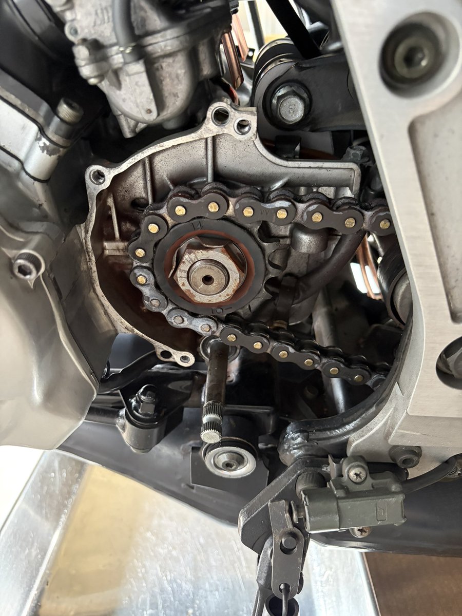 Ralph_mc22's tweet photo. オイル漏れててシフトシャフトのシールかな？と思い開けてみると違くて、よくよく見たらリアショックから漏れてました😭

YSSからR1-Z用のショックがあるのでそれに変えようと思っているのですが、有識者さんがいましたら変えてみてのフィーリング等教えて欲しいです🙇🏻

#R1Z https://t.co/NtPlLAFRZE