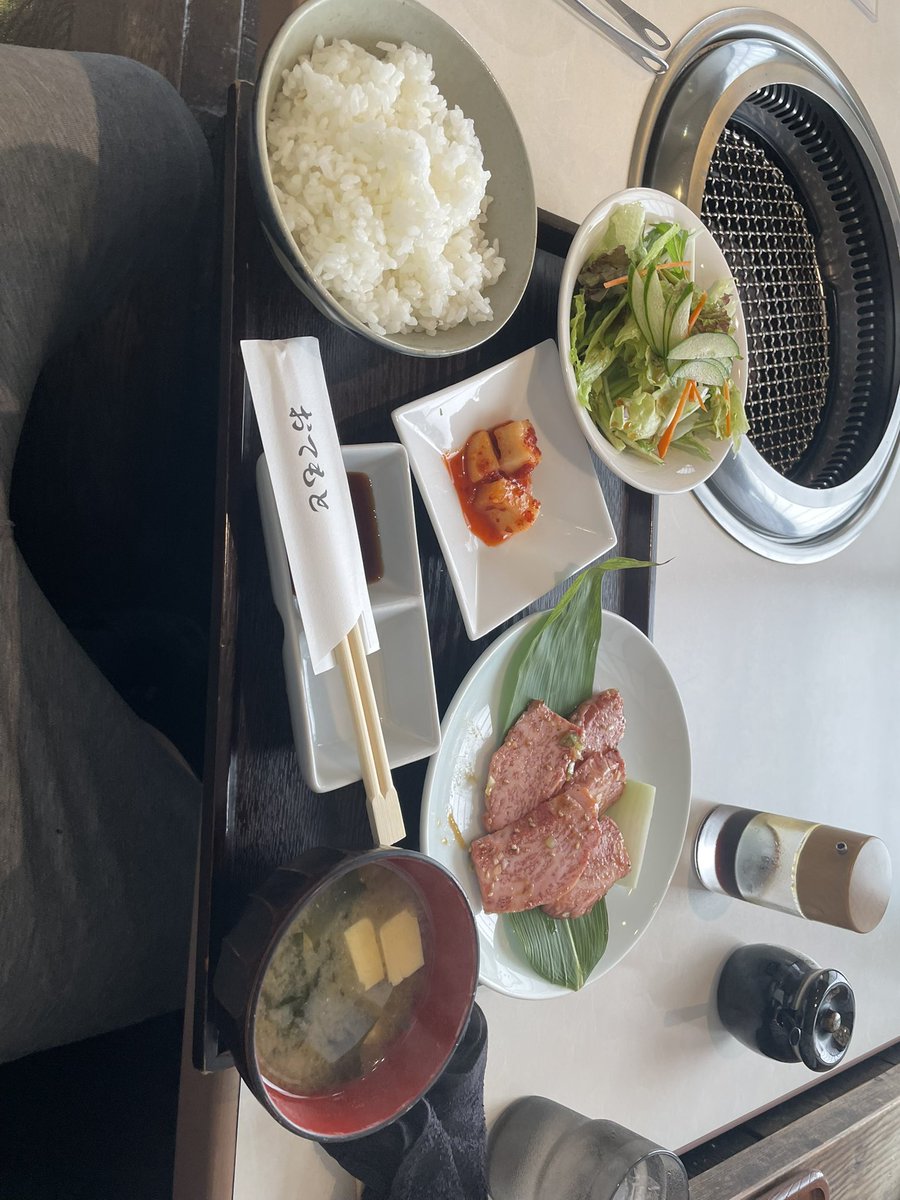 backdrop9232's tweet photo. 2300円のランチで奮発し過ぎた割には
筋トレ行ったら腹減ってすき家来た
昨日キン肉マンのパチンコ打ったから
行かないといけない気がしたので
※キン肉マンはなか卯です https://t.co/RFZz3Xv8SV