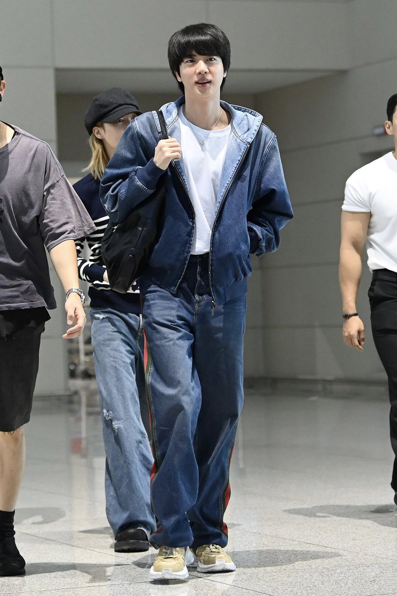 jinjoo_bts's tweet photo. 🐹✈️ 
#jin https://t.co/VLziRwtstB