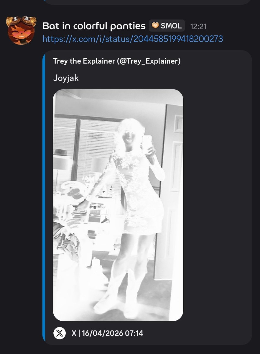 LuneBatMain's tweet photo. @Trey_Explainer So my mobile discord has this bug... So have evil Trey. https://t.co/uC6IQc5gA4