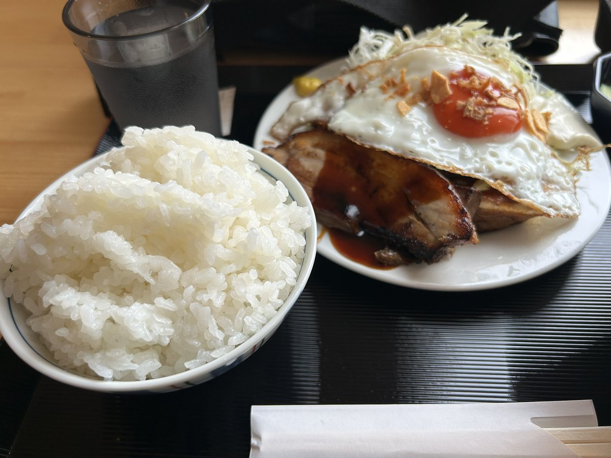 onikuro96's tweet photo. 射水市「食堂八号」
チャーシューエッグ定食マヨネーズ付(ライス中)、ミニラーメン変更
初訪問。+250円でスープからミニラーメンに変更。ご飯中盛りでもこの量！トロトロのチャーシューが絶品！ご飯必須🍚目玉焼きの黄身も濃いオレンジ色🥚これは再訪確定！店内も満員🈵ご馳走さまでした😋 https://t.co/91RZYHL1rz