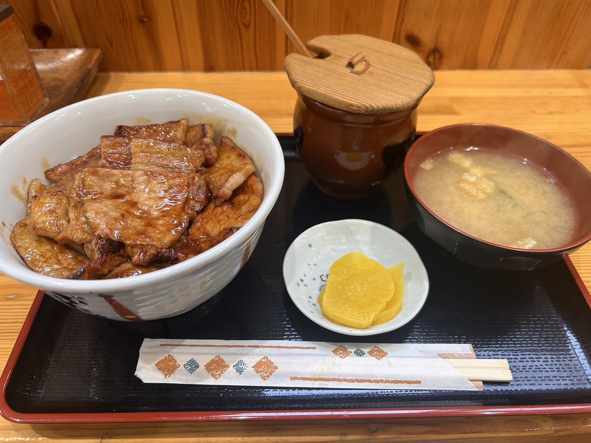 6112nex's tweet photo. 帯広グルメレポ 第四回

ぶた丼のとん田 様で遅めのランチです。
15時過ぎに入店してもまだ待機列があるくらい、帯広一番人気のぶた丼のお店です。
今日はロースバラ盛り合わせをチョイス🐖
しっかり味付けなのにさっぱり食べられる、とてもお上品なお味です。なのに追いダレで味変もできる！ https://t.co/cc8bz9zbJn
