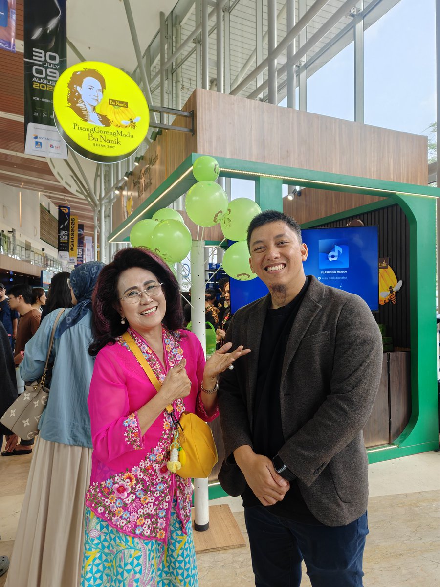 ridwanhr's tweet photo. Seneng banget hari ini di GIIAS bisa ketemu Bu Nanik Pisang Goreng 😁 

FYI Bu Nanik ternyata temen dari SD sama Bu Rudy Sambal Surabaya https://t.co/vlgUvK1P2P