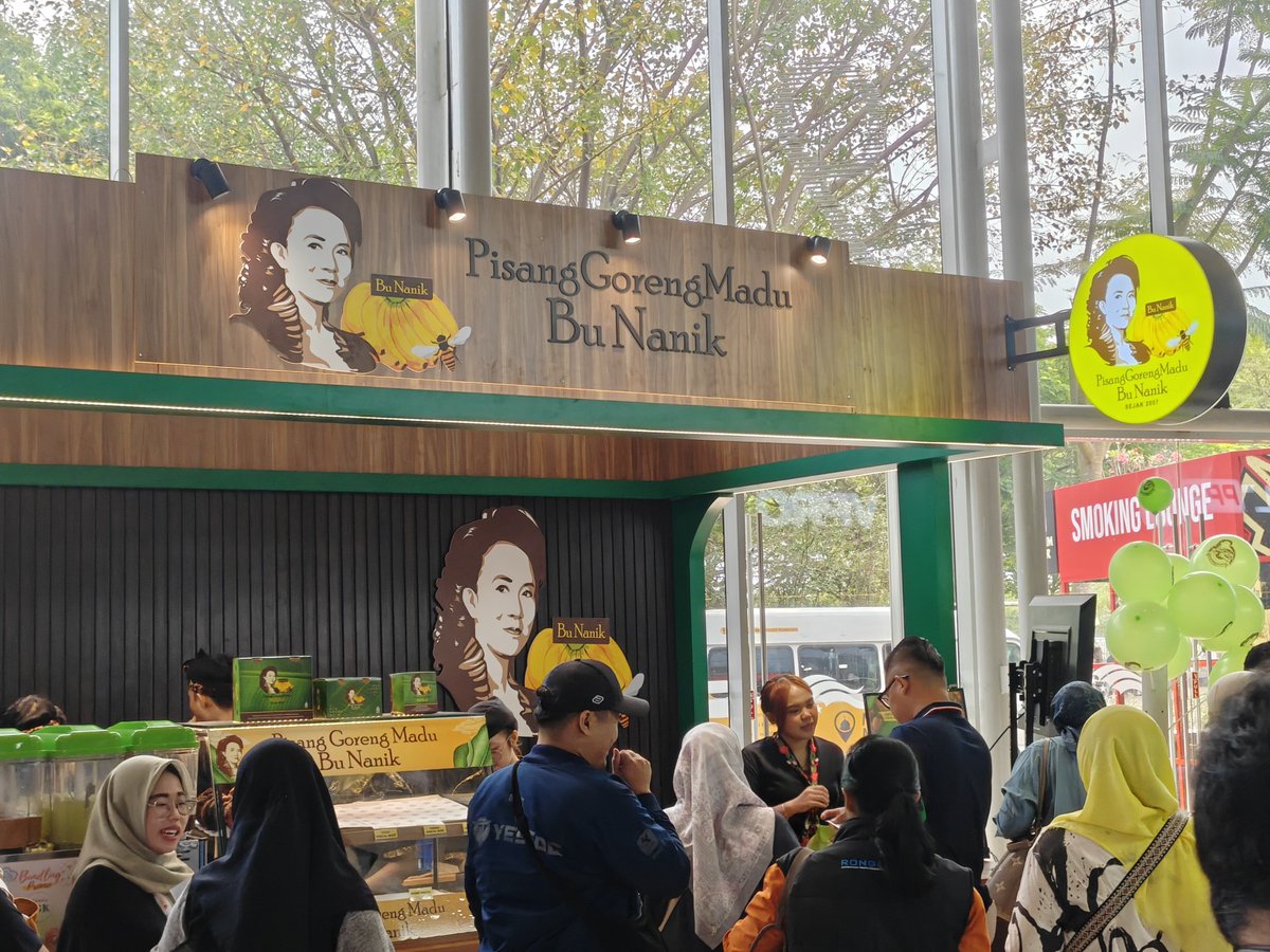 ridwanhr's tweet photo. Seneng banget hari ini di GIIAS bisa ketemu Bu Nanik Pisang Goreng 😁 

FYI Bu Nanik ternyata temen dari SD sama Bu Rudy Sambal Surabaya https://t.co/vlgUvK1P2P
