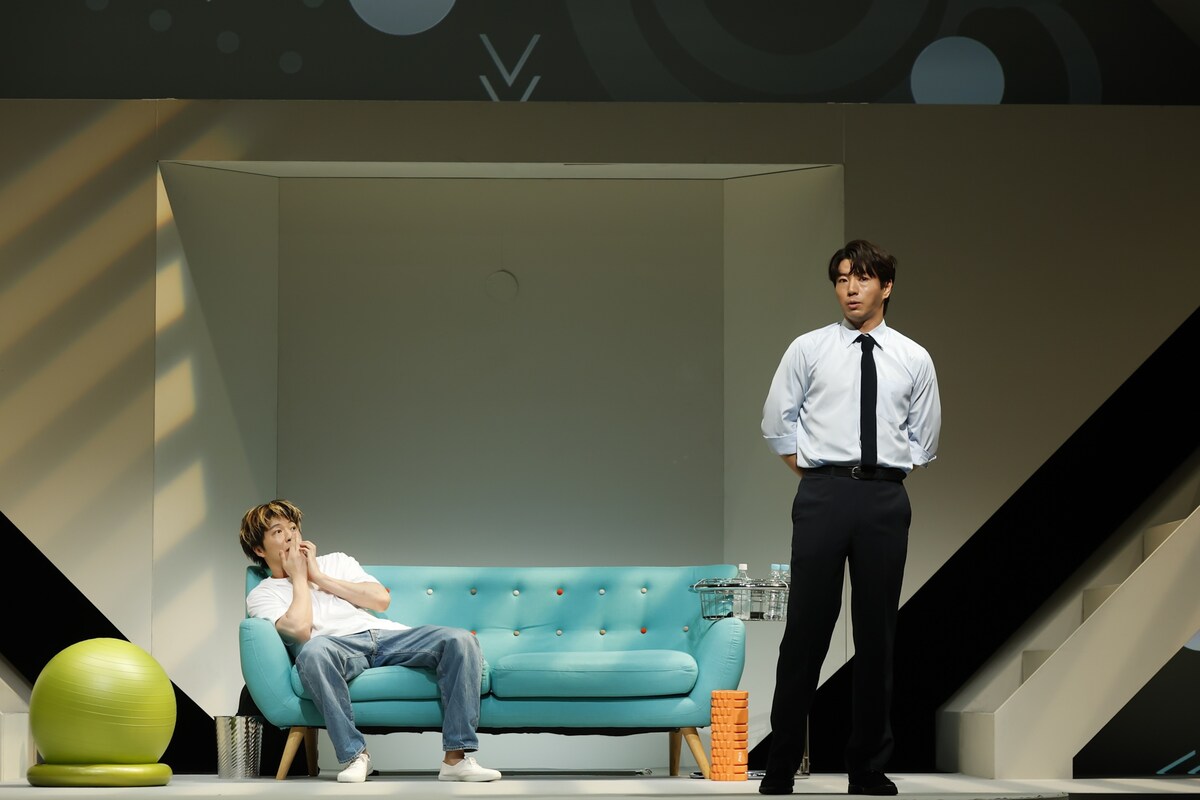 stage_natalie's tweet photo. 田中圭と矢崎広が兄弟役演じる二人芝居「母さん、ラブソングです。」東京で開幕（舞台写真あり）
https://t.co/MKydJ4Jm7C https://t.co/kpe1fePuMc