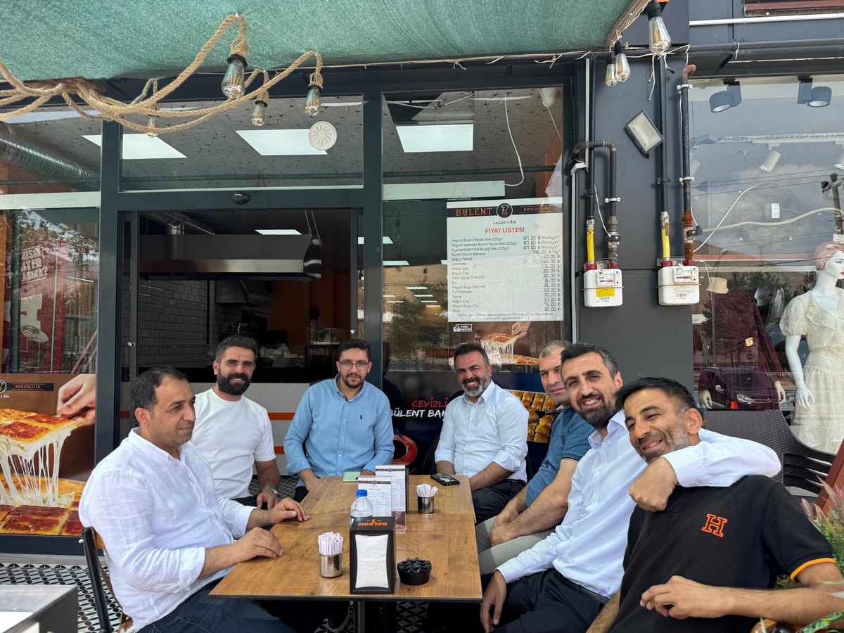 avkadirkstekci's tweet photo. 📍 Bitlis
Şehir dışında olduğum için açılışına katılamadığım;Hüsrevpaşa Mahallemiz Fidan Pastanesi yanında hizmet vermeye başlayan Bülent Börekçilik işletmesine hayırlı olsun ziyaretinde bulunduk,geçen dönem Merkez İlçede birlikte çalıştığımız Alim Aytaş kardeşimizin çayını içtik https://t.co/HzkcwIzsgQ