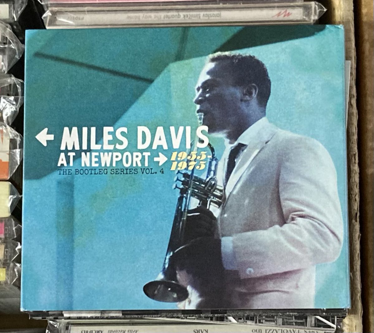 RECORD_ONE_CD's tweet photo. 【CD入荷】マイルス デイビス／AT NEWPORT 1955〜1975 BOOTLEG SERIES vol.4／マイルスのオフィシャルブートレグシリーズ第4弾は1955年、1958年、1966年、1967年、1969年、1971年、1973年、1975年と、計8回出演したニューポートジャズフェスティバルのパフォーマンスを4枚のCDにコンパイル。 https://t.co/JjKNWb5tZ3