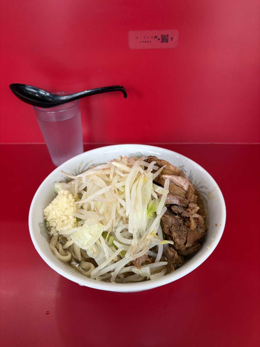 shoki28209145's tweet photo. ラーメン二郎　生田駅前店
小豚入り　ニンニク　1100円
冷やし　400円
生田二郎の冷やしが始まったので夏を感じますね。並びはそれほどでもなくです。
去年から100円値上げしてました。
麺は硬めで豚はギュチ豚です。もう一回は期待ですね。 https://t.co/CUtNTXMxAz