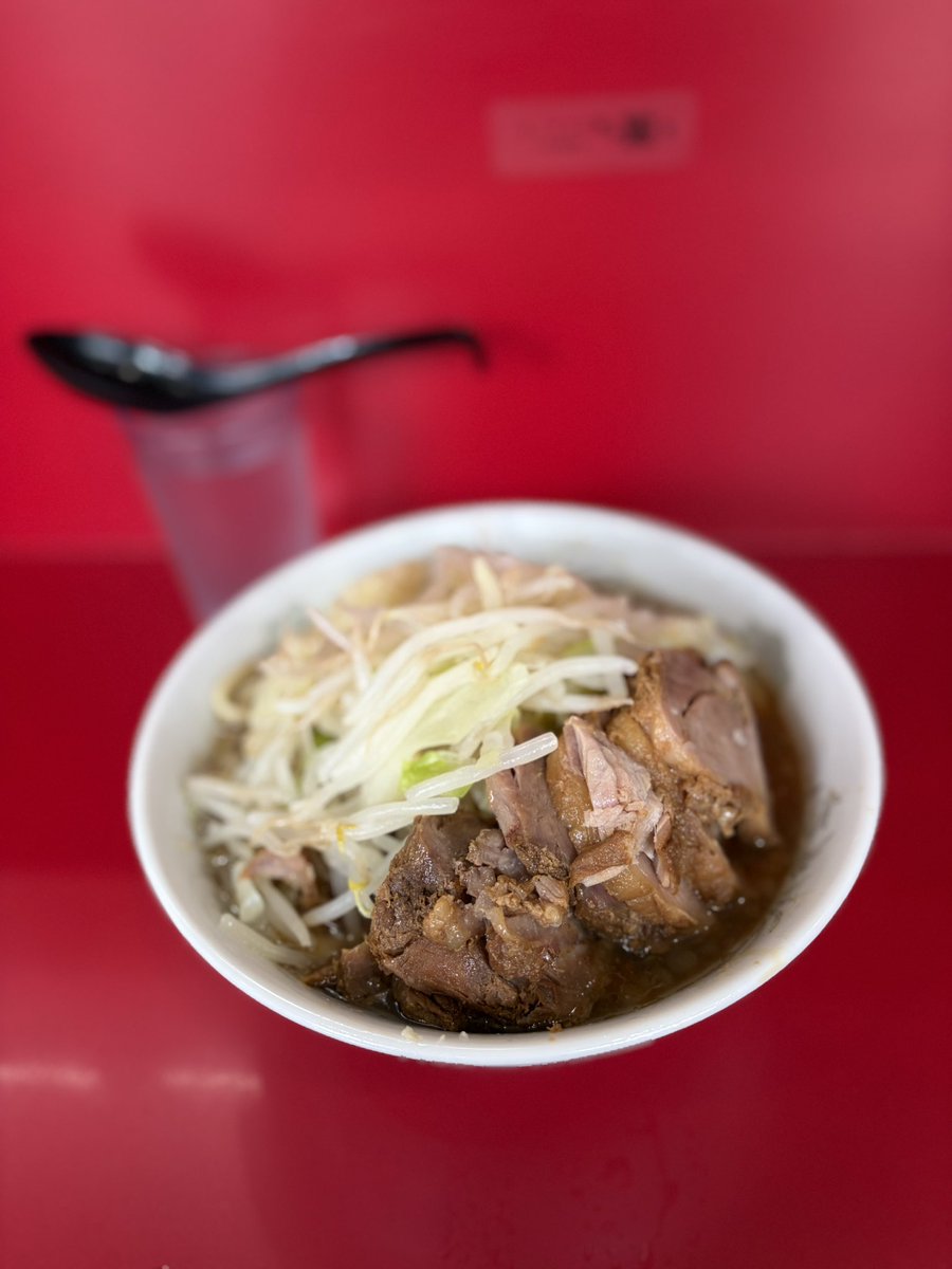shoki28209145's tweet photo. ラーメン二郎　生田駅前店
小豚入り　ニンニク　1100円
冷やし　400円
生田二郎の冷やしが始まったので夏を感じますね。並びはそれほどでもなくです。
去年から100円値上げしてました。
麺は硬めで豚はギュチ豚です。もう一回は期待ですね。 https://t.co/CUtNTXMxAz