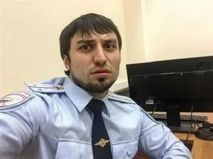 tass_ussr's tweet photo. ✊Экс-полицейский Карахан Балакеримов арестован за нападение на сотрудника ФСБ

На прошедшей неделе был задержан давний герой  публикаций СМИ - "король Новой Москвы" (как он себя называет) Карахан Балакеримов - сынок бизнесмена Лазера Балакеримова (собственник нескольких рынков, магазинов, складов, автосервисов и земли в Новой Москве) и бывший опер ОРЧ по организованной преступности, уволенный за стрельбу в столице.

Новая история с его участием, которая привела к аресту, развернулась год назад на автомобильном рынке Строймастер. Бывший опер, а сейчас просто "король", возомнивший себя небожителем, избил и похитил сотрудника ФСБ РФ, а также избил и ограбил посетителя рынка, заступившегося за контрразведчика.

Прибывшие на место блюстители закона не только не остановили преступление, но и фактически приняли в нем участие - задержали и заковали в наручники сотрудника ФСБ и заступившегося гражданина, после чего доставили их в ОВД Комунарка.

В процессе данного действия, теперь уже ставшего предметом пристального внимания следственного комитета, задержанных, при сотрудниках полиции, "король" Балакеримов и члены его банды продолжили избивать.

После доставления в ОВД сотрудника отпустили без объяснения причин. Несмотря на неоднократные жалобы вся система встала на защиту Балакеримова и его охранителей. Но только Следкому удалось сдвинуть данный беспредел с мертвой точки. 

В данный момент установлены еще порядка 5 членов "королевской" банды, которые постоянно избивали на территории рынка его посетителей и не несли за это ответственности, так как ряд нерадивых руководителей ТИНАо прикрывали их деятельность.

В свободной прессе неоднократно выходили публикации про беспредел на территориии Новой Москвы, тесное сращивание криминала, бизнеса и охранителей.

После ареста "короля" Балакеримова следователи начали задавать вопросы сотрудникам ОВД ТИНАО и другим должностным лицам -  кому они служат, народу и государству или обнаглевшему криминалу