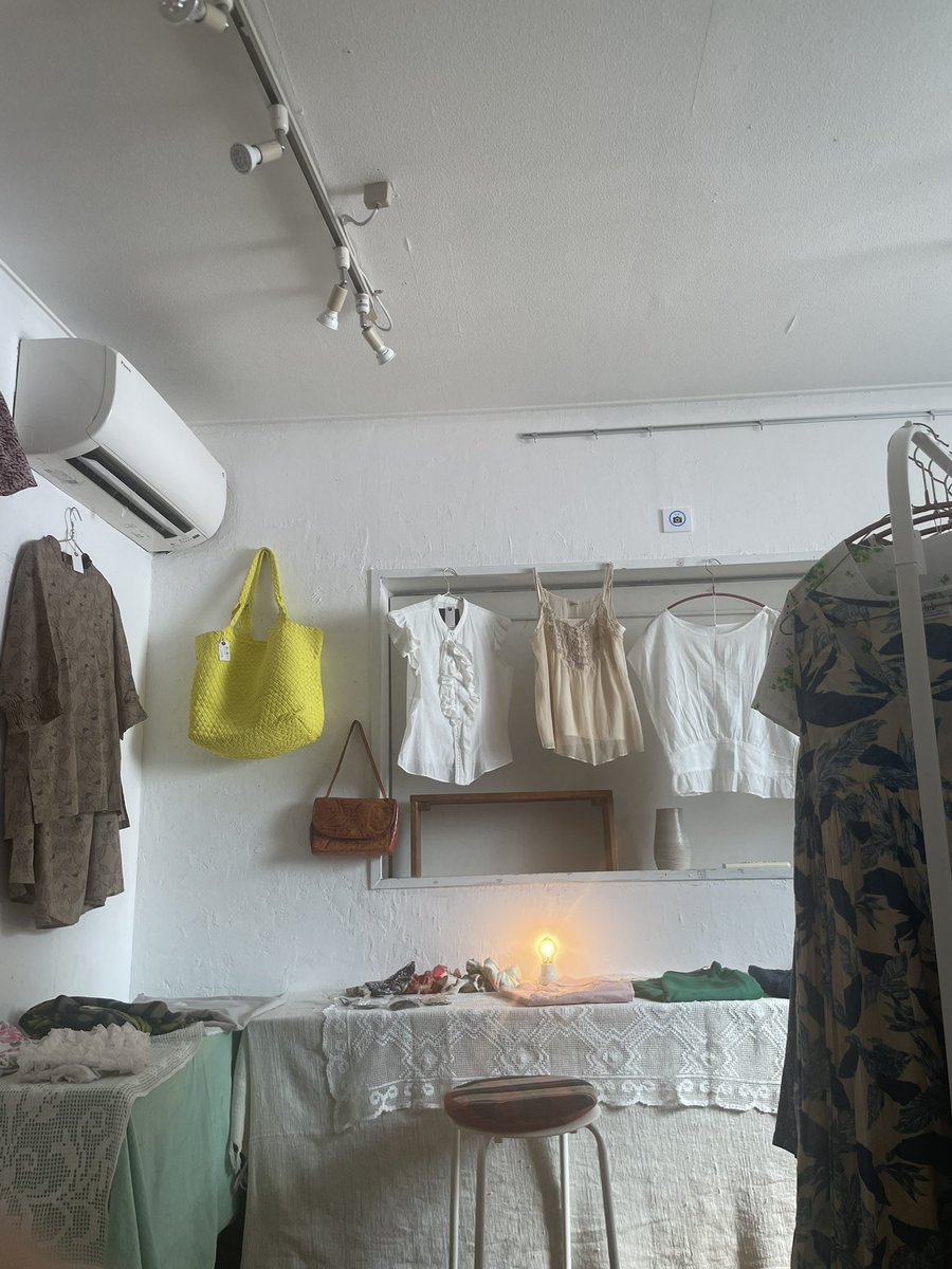 open_and_shut's tweet photo. 8月最初の営業日も開店しました◎1day popup愛しの「レトロ洋品店」も開店してます。素敵なデザインの生地,ボタン,バッグ、小物など17時半頃まで
白楽ぶらぶらマップ手拭いと六角橋商店街マスキングテープ2種、ヤミ市Tシャツは商店街プロレス会場にて販売してます
月火定休13時〜18時
8/3〜18夏休み🌻 https://t.co/re1uFKYkhr