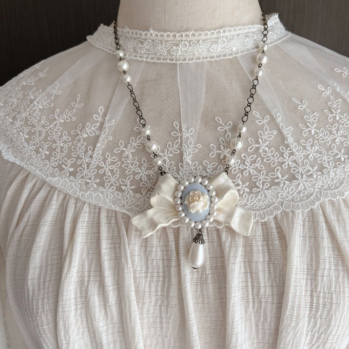 hanakabeads1's tweet photo. 白薔薇カメオシリーズのリボンネックレスとイヤリングを再販しました🩵
今日、明日の2日間はクーポンも出ていますのでぜひご利用ください✨

リボンネックレス
https://t.co/1tzC7u8G70

イヤリング
https://t.co/MnObx3B8Oi https://t.co/jiS5HCqjeU