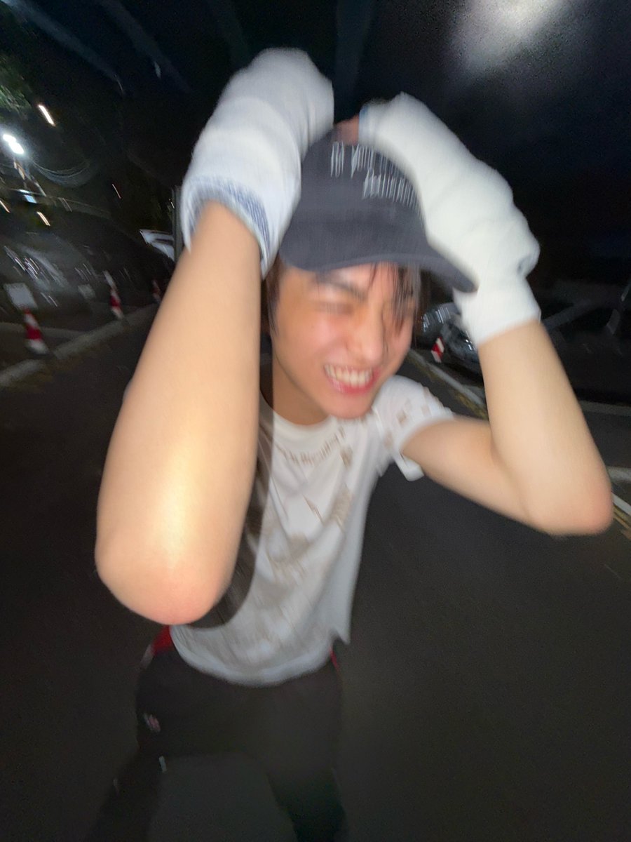 keontaku's tweet photo. 코르티스 인스타 MOTION 볼캡 건호 사진 떴다 ♡ https://t.co/jV2QqVCWI1