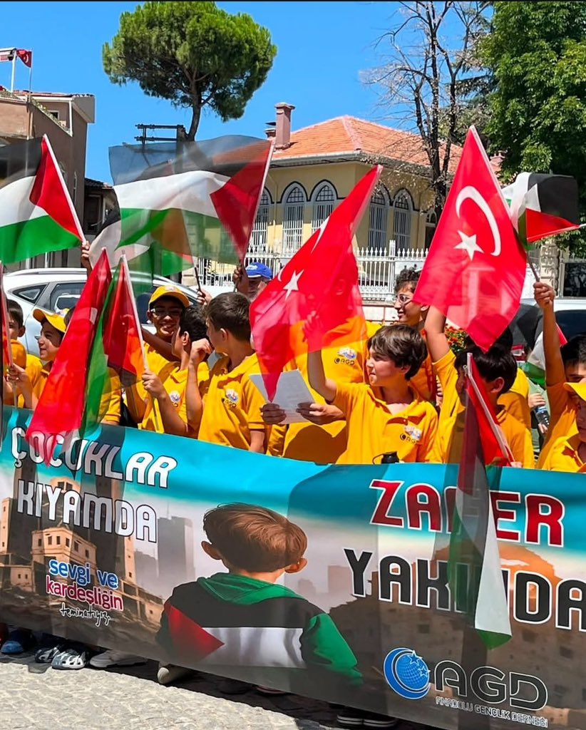agdedirne's tweet photo. "Çocuklar Kıyamda, Zafer Yakında!" 🇵🇸🇹🇷

Edirne AGD Yaz Etkinliklerindeki  öğrencilerimiz Cuma namazı sonrası Eski Cami önünde Filistinli kardeşlerimize destek için bir araya geldi. Minik eller, büyük dualarla Filistin için semaya kalktı. 🇹🇷🇵🇸 https://t.co/EOySmcl7bc