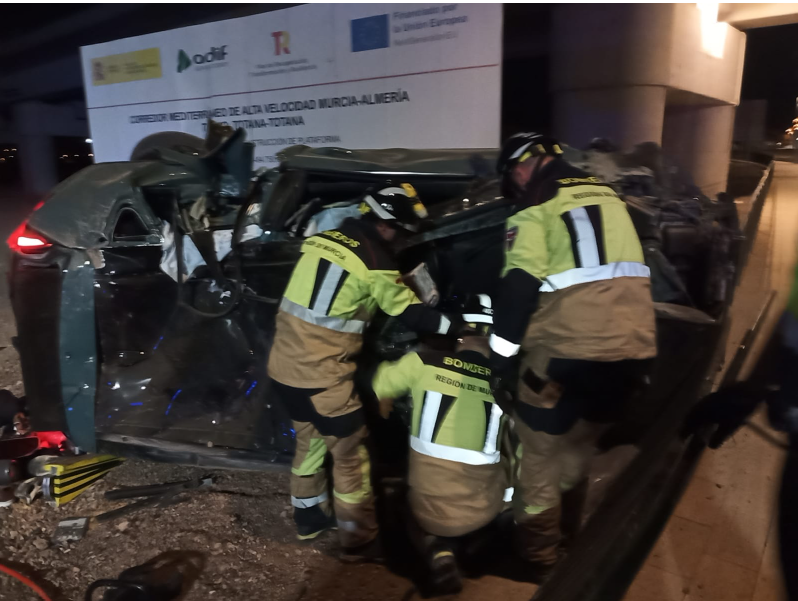 112rmurcia's tweet photo. Servicios de emergencia han intervenido esta pasada madrugada en un accidente de tráfico con tres personas heridas, una de ellas grave, en #Totana. Han intervenido:

🚔Policía Local @AyuntTOTANA 
🚒@BomberosCEIS_RM 
🚑Sanitarios #061Murcia
🚔@guardiacivil 

🚨https://t.co/VKRi9qxmwc

📸facilitada por bomberos del Consorcio