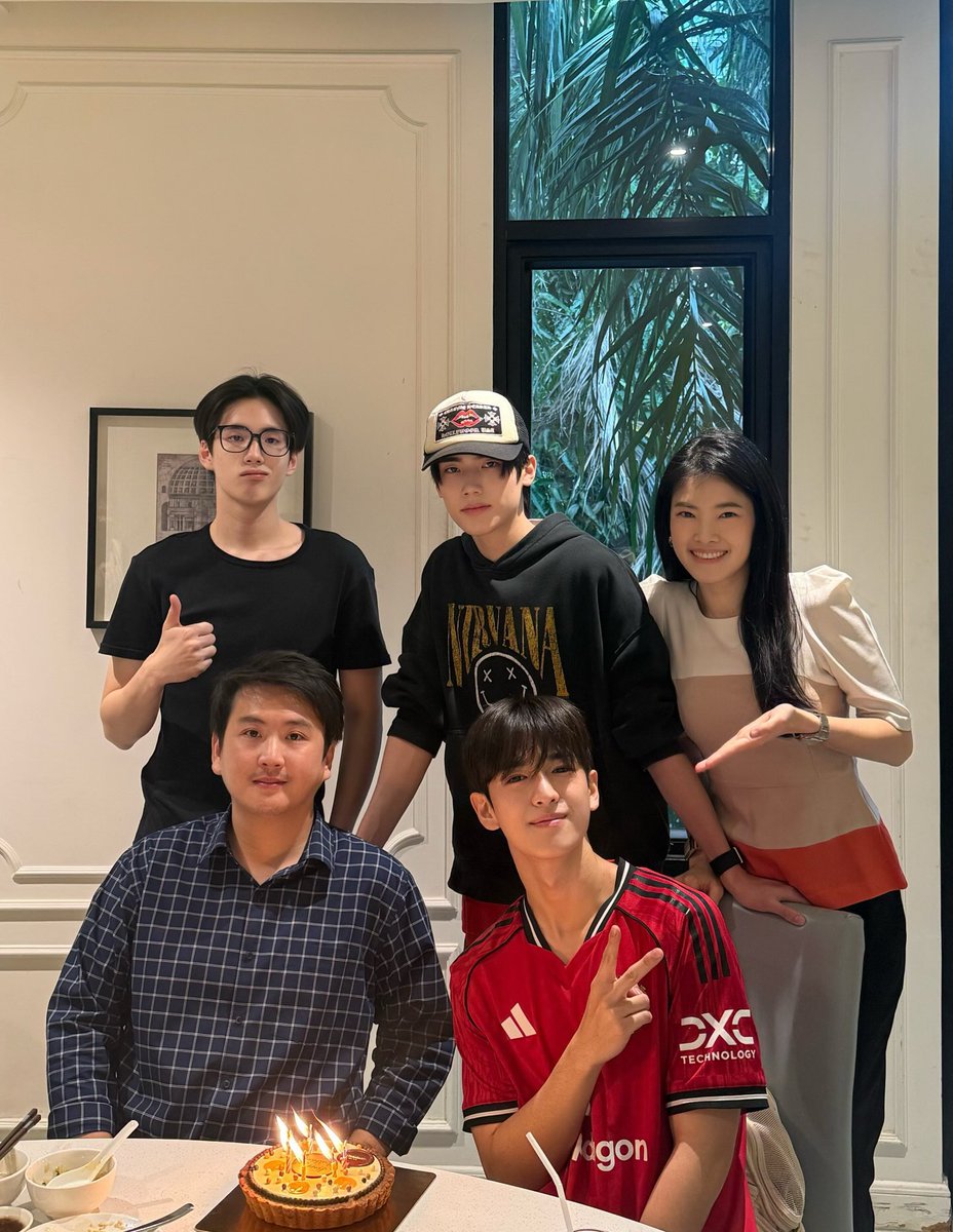 jinjuberry's tweet photo. มันน่ารักตรงที่แม่ฝ่ายภูเป็นคนลงนี่แหละ อย่างที่รู้ว่าภูรักแม่มากๆ มีอะไรก็จะคุยกับม้าตลอด แล้วการที่ม้ายุ้ยรักจินมากๆ จนบอกกับคนอื่นว่าจินเป็นลูกชายคนโตเขาแปลว่าเขายินดีกับการมีจินเข้ามาในชีวิต และเขารู้ว่าความสุขของลูกชายคืออะไร สำหรับเราความรักของบ้านลิ้มต่อจินเป็นอะไรที่ไม่ต้องพิสูจน์อะไรแล้ว เพราะท่านทำให้เห็นมาเสมอ งานสำคัญต่างๆ จินจะอยู่ตรงนั้นตลอด ม้ายุ้ยเองก็เคยขับรถไปส่งภูจินที่ทำงาน แล้วภาพล่าสุดมันน่ารักมากๆ เลย ม้ายุ้ยกอดแขนจินถ่ายรูป แล้วรู้เลยว่าทุกรูปม้ายุ้ยมีความสุขและยินดีกับการมีจินจริงๆ ขอบคุณบ้านภูและภูที่เป็นความสุขและครอบครัวให้จินนะ ซึ่งเรื่องนี้มันจะเกิดขึ้นไม่ได้เลยถ้าภู ที่เป็นลูกชายคนโตไม่ได้สื่อสารเรื่องจินให้กับครอบครัวได้รับรู้ คือตัวจินที่น่ารักต่อผู้ใหญ่ก็ส่วนหนึ่ง แต่การที่เขาเปิดรับขนาดนี้ ก็ต้องยอมรับว่ามันเป็นเพราะภูด้วย