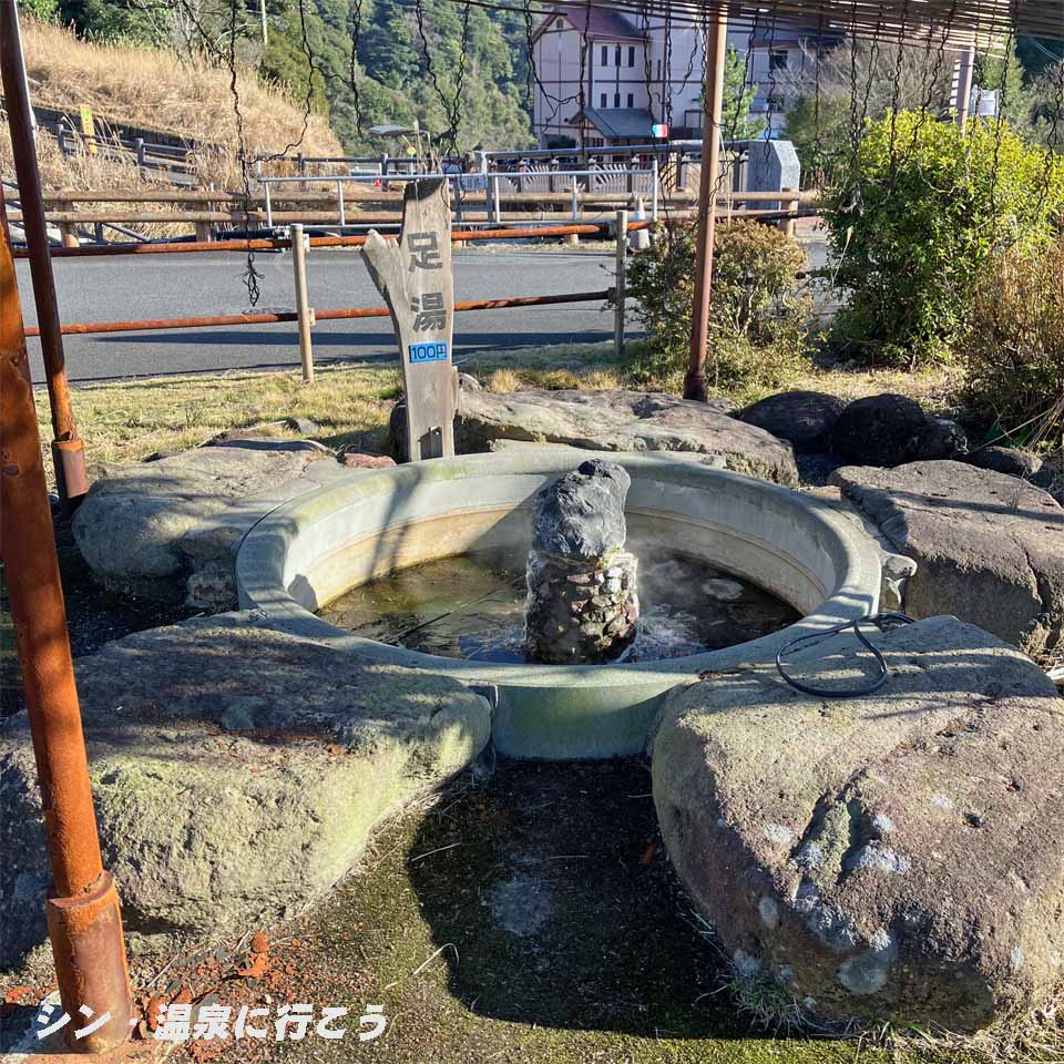 onsen2ikou's tweet photo. #鹿児島県 #霧島市 の #日帰り温泉 の「#前田温泉 #カジロが湯」です
主浴槽、水風呂、サウナと露天風呂がありました
無色透明ほとんど無味で少し硫化水素臭がするお湯は白い湯の花がいっぱいでした
詳細���HPで：
https://t.co/HMVVTvFeuW
https://t.co/QTrs51VzfN

#温泉 #温泉に行こう #鹿児島の温泉 https://t.co/2dOgsxsujw