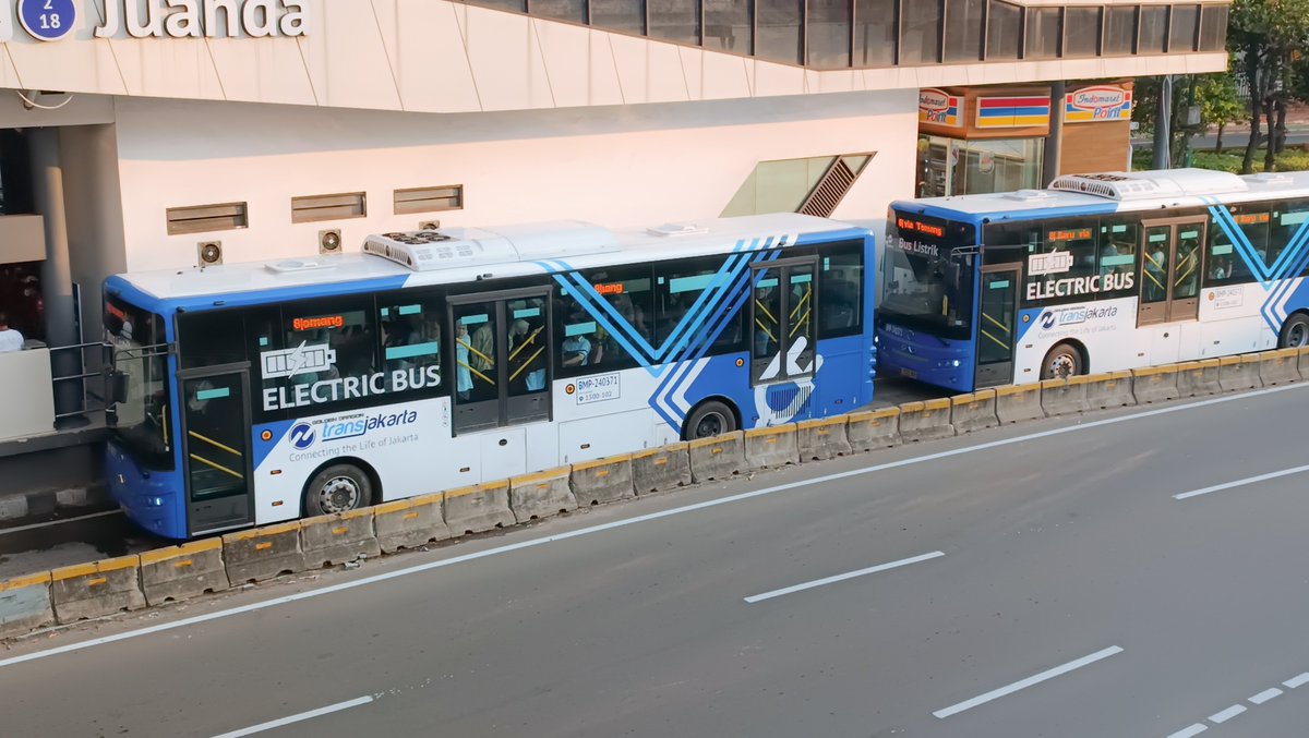 tozaisen_05's tweet photo. transjakarta is the biggest and longest brt system in the world btw https://t.co/xVPssz8yUd