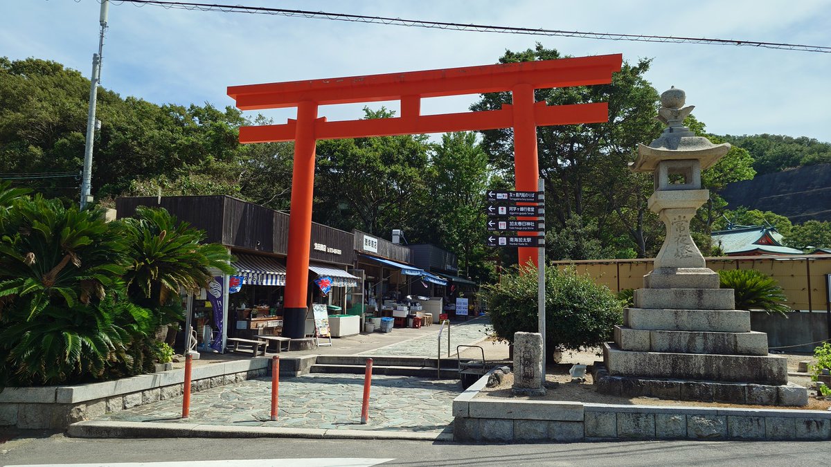 ReoTra810's tweet photo. 加太駅から歩き、今回は淡島神社に行ってみた

淡島神社といえば人形で有名な神社であり、神社の周りにはたくさんの人形が置かれていて凄く見応えがある

そんな淡島神社の目の前には、千葉の銚子から続く約1400キロの太平洋岸自転車道のゴール地点のモニュメントが建てられている https://t.co/fCJEQU6eog