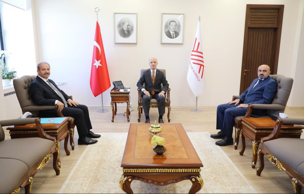 adymnsagliksen's tweet photo. 📌Mücadelesini Verdiğimiz Üniversite Hastaneleri Arası Yer Değişikliği İçin Süreç Başladı

Sağlık-Sen Üniversite Hastaneleri Yer Değişikliği Talep Toplama Platformuyla rol model olduğumuz ve gündemden düşürmediğimiz kurumlararası yer değişikliği ile ilgili YÖK 2. kez süreci başlattı.

Geçtiğimiz yıl ilk kez uygulamaya alınan kurumlararası yer değişikliği işlemleri kapsamında YÖK, bugün üniversitelere yeni bir yazı gönderdi. 

Gönderilen yazıda, 8. Dönem Toplu Sözleşme kararımıza da atıfta bulunuldu.

#SağlıkSenDaimaYanınızda
