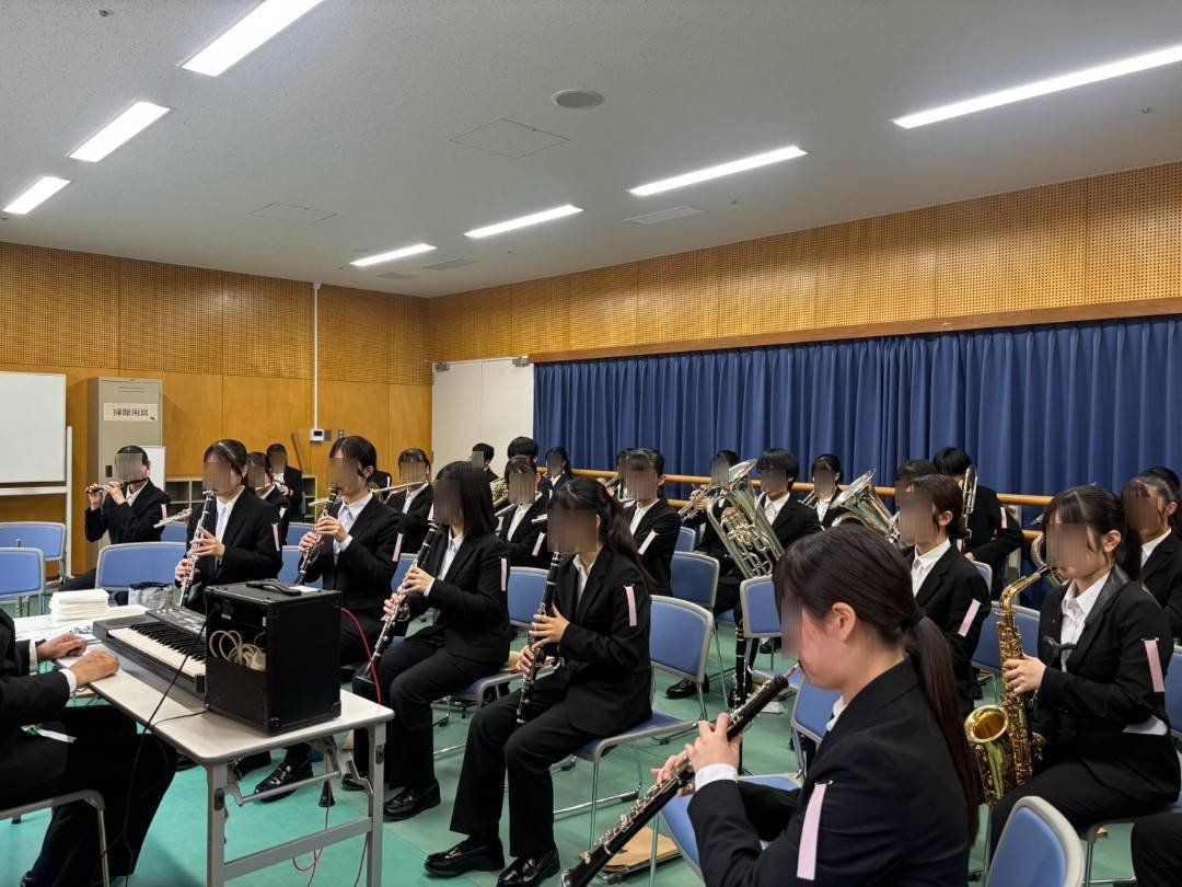 ichiko_brass's tweet photo. 7月30日(木)、仙台銀行ホールイズミティ21にて第69回吹奏楽コンクール宮城県大会が開催され、高等学校の部で銀賞を受賞しました。悔しい結果となりましたが、自分たちの演奏にひたむきに向き合い、部員全員で歩んできた日々はこれからの演奏に必ず活きると思います。 https://t.co/UfZW3svWYu