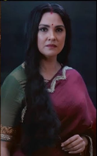Anonymous776624's tweet photo. @DhumaneGee99454 @Travellingslack @mononoaware2_ Silk saree with modern embroidery and modern blouse? She looks like typical 20th century mother. Totally opposite to accurate styling.  This is common styling in regular indian TV serials of saans bahu. https://t.co/RjwyRMfeAT