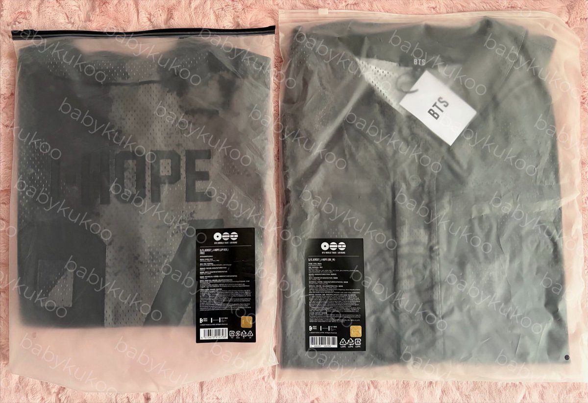 thisisjniverse's tweet photo. รีวิวเสื้อ Jersey j-hope
ฝั่งซ้าย JP ver. / ฝั่งขวา KR ver.
🇯🇵F freesize Pop-up Tokyo / 🇰🇷M(S-M) Weverse
8,800 yen / 85,000 won

ถุงยังไม่เหมือนกันเลย ของฝั่ง🇰🇷มีแท็กกระดาษด้วยฝั่ง🇯🇵ไม่มีเลย ฟิลซื้อของปลอม
ความรู้สึกส่วนตัวคือ สัมผัสของผ้าเหมือนกันมาก ผ้าปรุๆรูๆ หยาบๆหน่อยฟิลเสื้อกีฬา ต่างกันที่ของฝั่ง🇯🇵จะเป็นฟรีไซด์ที่ส่วนตัวรู้สึกใหญ่มากกกเหมือนผ้าห่มช้าง ฝั่ง🇰🇷ได้มาเป็นไซส์เล็กจะชอบมากกว่า (ต่างกันเกือบ10cm)
สีของฝั่ง🇯🇵ออกเป็นดำซีด เหมือนซักแล้วซีด(แต่คือยังไม่เคยซัก)ของ🇰🇷จะเป็นสีดำเข้มมากกว่าเยอะ แต่ในกล้องสีดูเพี้ยนมาก

สรุปคือเลือกเอาซักตัว ไม่ต้องผีบ้าซื้ออะไรเยอะแยะเพี้ยนเหมือนชั้นจบ.😞