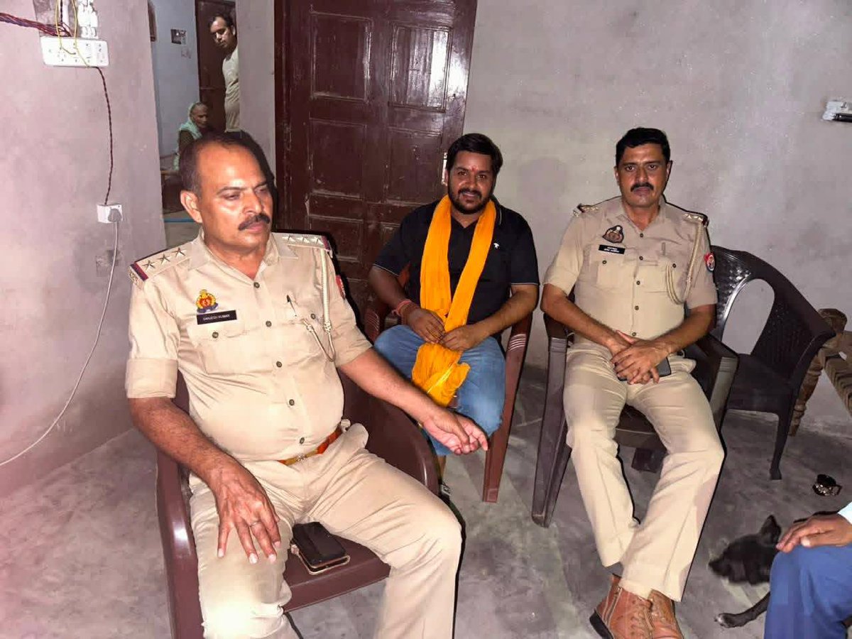 vshfhindu's tweet photo. कितने लोगों को हाउस अरेस्ट करोगे? 
कितनों की आवाज़ दबाओगे?
क्या लोकतंत्र में अपनी बात रखना या गलत कानून का विरोध करना कोई गुनाह है 

पंडित धर्मान्शु पाराशर बिहरा भाई को हाउस अरेस्ट किया गया है https://t.co/Ekz55FIu7G