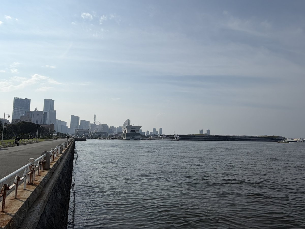 Moca20195344's tweet photo. 終演後、せっかくなので横浜満喫しようと中華街へ
食べ歩き楽しもうとしたけど、とにかく暑すぎて全然関係ない喫茶店で涼む事に🥵
お散歩＆お土産買って海見ましょって山下公園へ
まぁおひとり様で来るのは私くらいなもん🤣
なんだかんだしっかり楽しんでマース(笑) https://t.co/XJZ9mrJw72