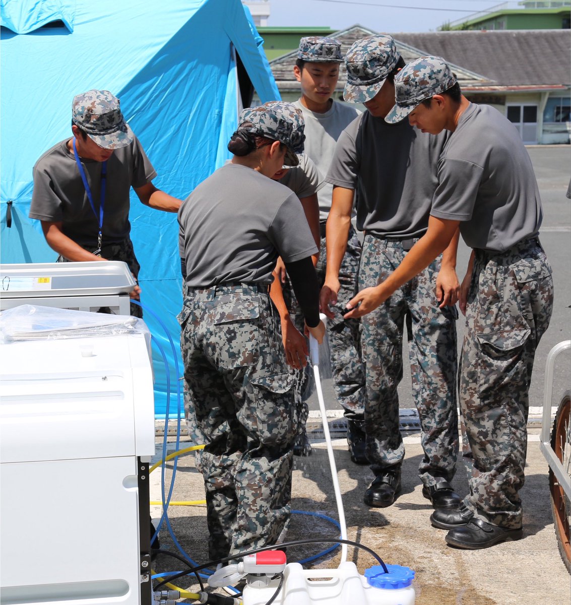 jasdf_tsuiki's tweet photo. 本日、基地所属の警備犬4頭とハンドラー隊員がイオンモール熊本での合同捜索活動に参加したほか、被災地における給水支援活動も実施しました。
また、被災地のニーズに応えるべく、基地が保有するシャワーユニットを現地に展開させ、各種準備作業を進めています。
引き続き、被災地に全力で寄り添えるよう準備を講じ、活動してまいります。
#航空自衛隊 #築城基地 #災害派遣 
#令和８年熊本地震 #警備犬 #入浴支援