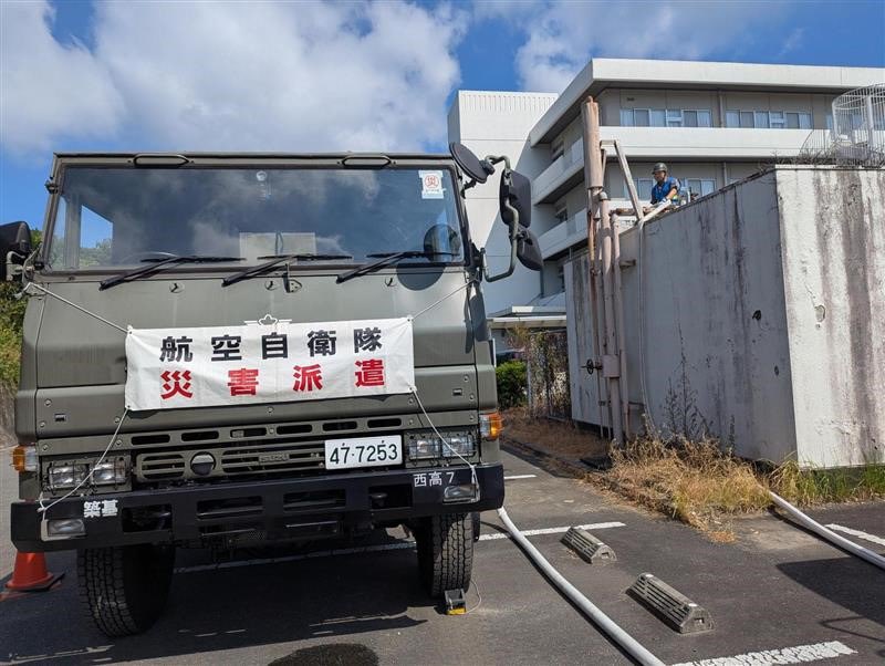 jasdf_tsuiki's tweet photo. 本日、基地所属の警備犬4頭とハンドラー隊員がイオンモール熊本での合同捜索活動に参加したほか、被災地における給水支援活動も実施しました。
また、被災地のニーズに応えるべく、基地が保有するシャワーユニットを現地に展開させ、各種準備作業を進めています。
引き続き、被災地に全力で寄り添えるよう準備を講じ、活動してまいります。
#航空自衛隊 #築城基地 #災害派遣 
#令和８年熊本地震 #警備犬 #入浴支援