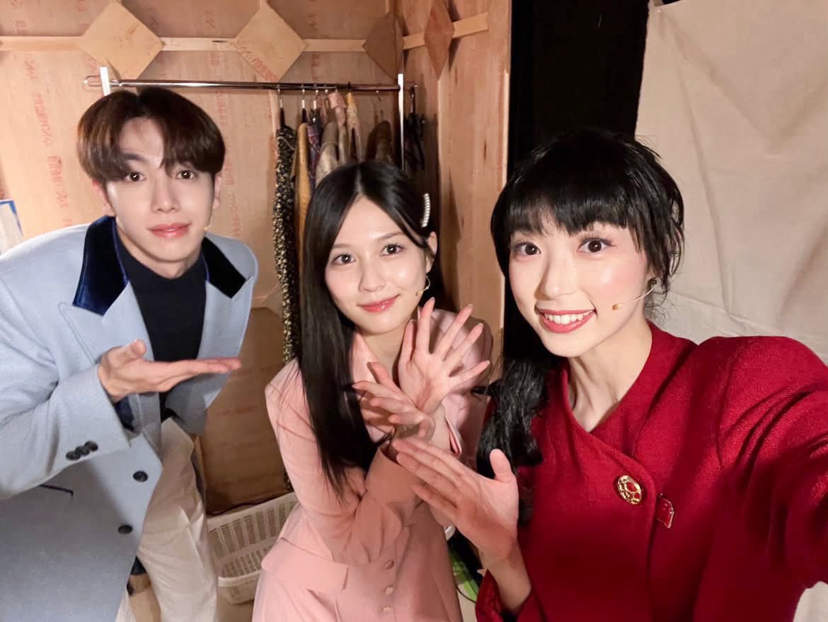 Seira_1219_'s tweet photo. ミュージカル愛の不時着🪂
お昼公演ありがとうございました♪

ダンちゃんとスンジュンと友達のシーン🌹
毎回アドリブ合戦で楽しいです😊

今日は私のところにやって来たバラ🥀
だけどやっぱり違ったみたい…笑
夜公演はどうなっちゃうのかしら🤭
お楽しみに💫
#愛の不時着 #KAZUTA #nSSign #中村麗乃 https://t.co/xzSiTBhVkY