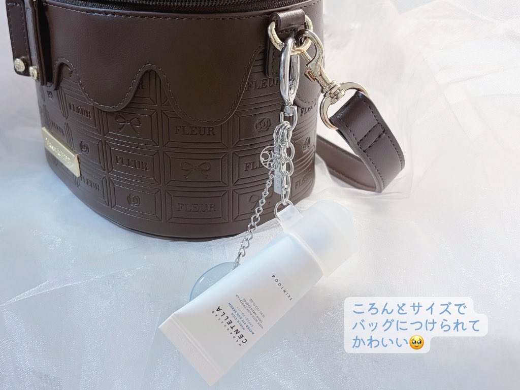 MoonJellyLab's tweet photo. 【PR】#SKIN1004
✧ヒアルーシカウォーターフィットサンセラム

以前いただいてから気に入って愛用してる日焼け止め！
みずみずしいテクスチャーでスッと伸びて、白浮きゼロ。
モロモロが出にくくて化粧ノリを邪魔しにくい使用感がお気に入り✨ 
SPF50+/PA++++で毎日のUV対策にも◎ 
バッグに付けられるミニキーリングも便利！

#サンセラム #日焼け止め