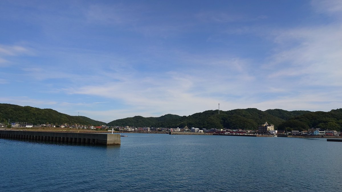 ReoTra810's tweet photo. 加太港第1防波堤灯台付近からは、目の前にある海だけでなく、友ヶ島や和泉山脈の端を見る事が出来る

それと同時に、反対側からは加太の町並みも見渡す事が出来る

そんな加太の海は実は場所的には大阪湾だったりする https://t.co/liFqFnjP9H