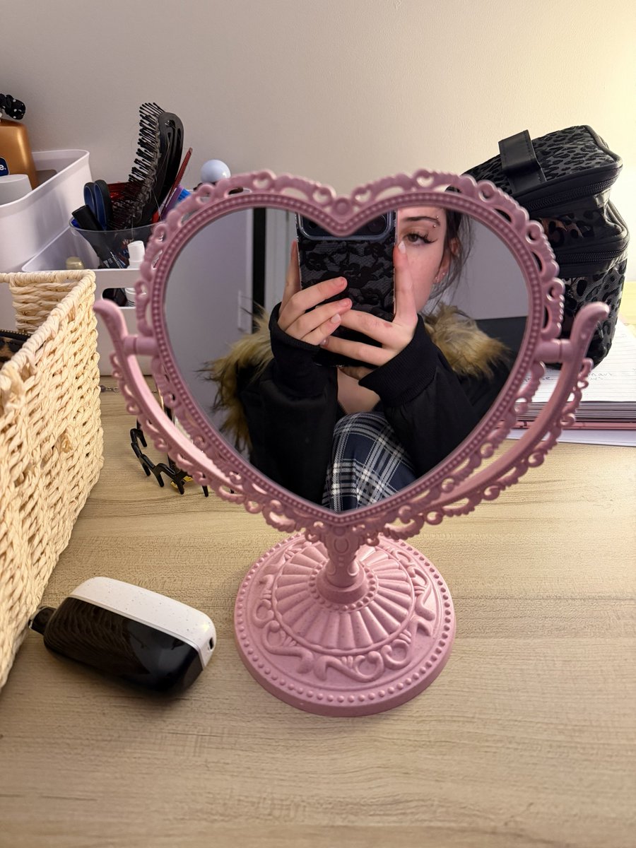 inessejean's tweet photo. sending a little love your way 🖤 https://t.co/C5B277cazx