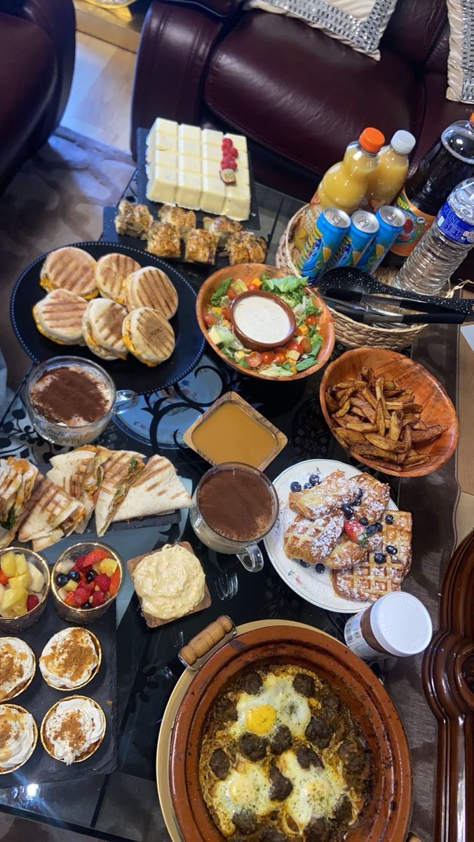 Girlz_____'s tweet photo. La no face et ses repas quand elle reçoit ses amis/collègue/famille , et bientôt jv recevoir mes mutus ( je parle trop normalement je dois juste écrire 1 phrase brf) https://t.co/LvSD3i0iQt