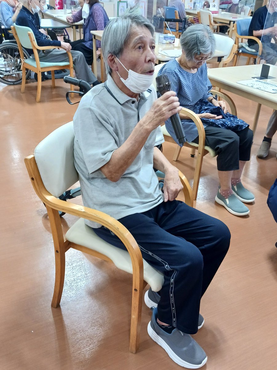 osaba1765's tweet photo. ケアライフ小鯖の午後はカラオケ大会🎤十八番の曲を熱唱中！マイクを離さない力強い歌声に、フロア中が笑顔と拍手に包まれました👏歌う喜びは、元気の源ですね😊この素敵な歌声に癒やされたら「いいね」で応援してください！
#小鯖 #レクリエーション #カラオケ #笑顔 #山口 https://t.co/gx5l0NQs7e