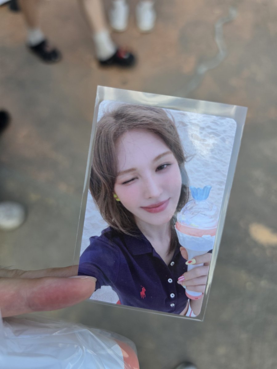LEUFANTASY's tweet photo. 레드벨벳 현장 응원봉 포카 교환 구합니다
웬디 -> 아이린 슬기 https://t.co/ibUbE5Ophy